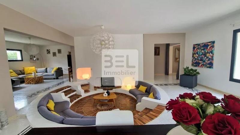 Villa - 255 m² - 8 pièces