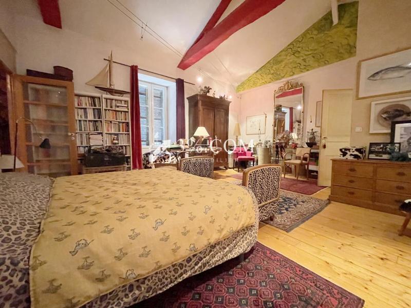 Maison - 235 m² - 6 pièces