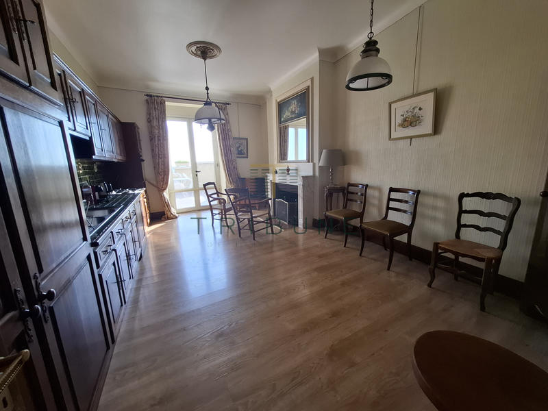 Maison - 325 m² - 12 pièces