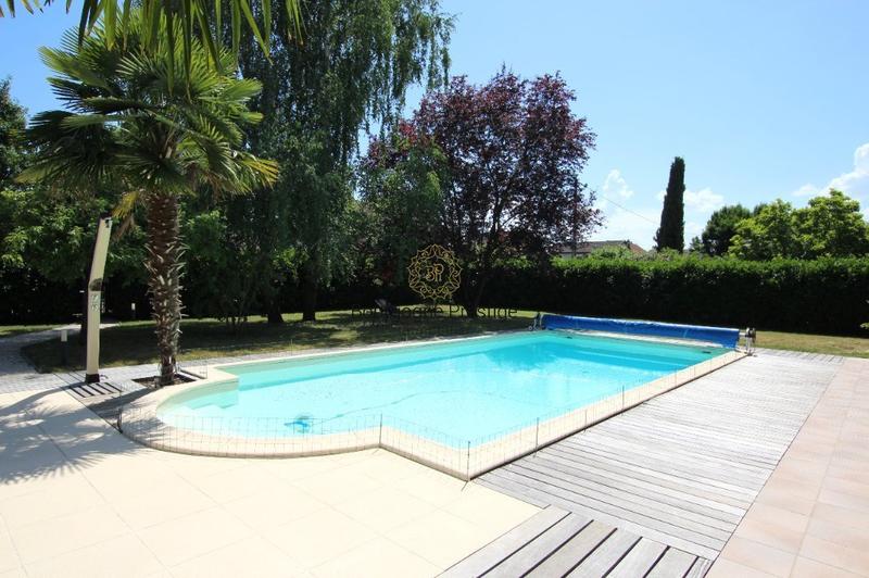 Propriété - 293 m² - 9 pièces