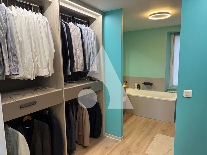 Maison - 240 m² - 10 pièces