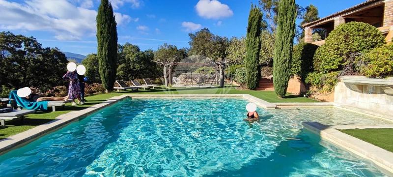 Maison - 280 m² - 10 pièces