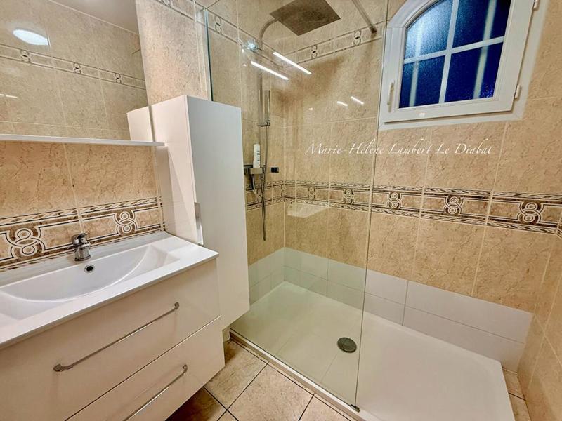 Maison - 1 500 m² - 7 pièces