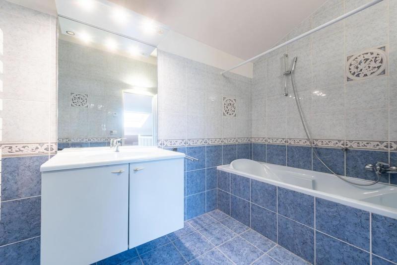 Maison - 218 m² - 9 pièces