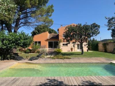 Maison - 204 m² - 7 pièces