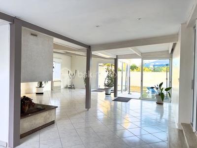 Villa - 205 m² - 6 pièces