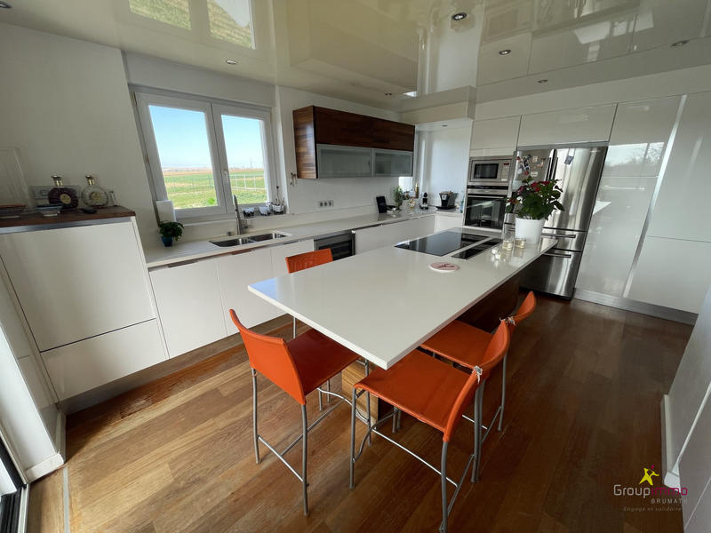 Maison - 244 m² - 9 pièces