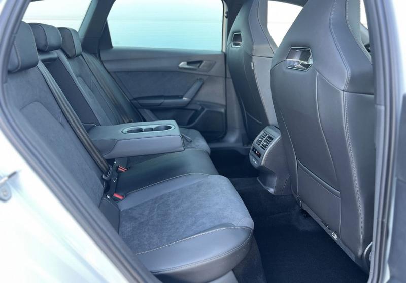 Cupra Leon St Vz 272 Hybrid Rechargeable / Toit Pano Ouvrant Coffre et Seieges Elec Keyless Sennheiser