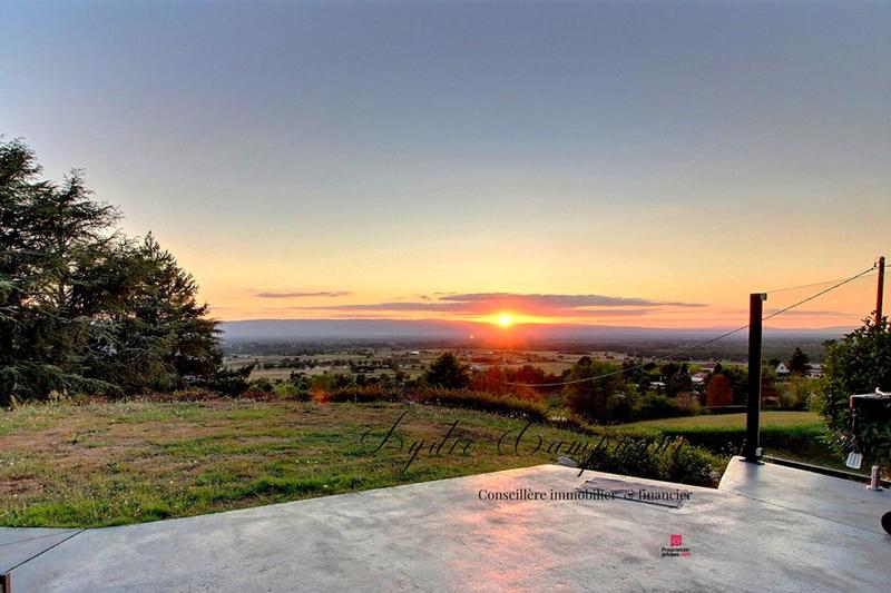 Demeure - 215 m² - 9 pièces