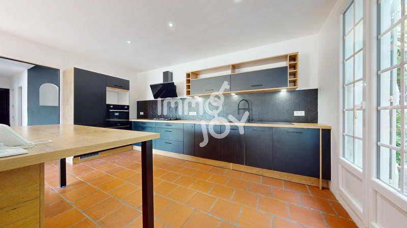 Propriété - 220 m² - 7 pièces