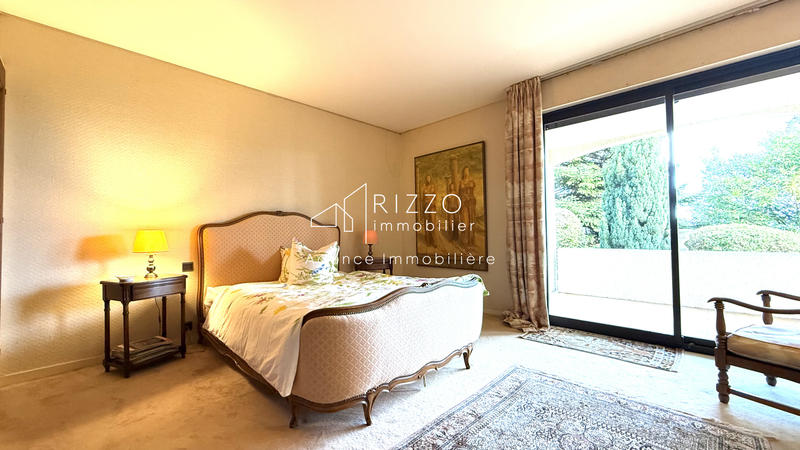 Maison - 330 m² - 12 pièces