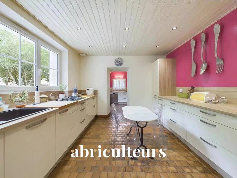 Maison - 235 m² - 8 pièces