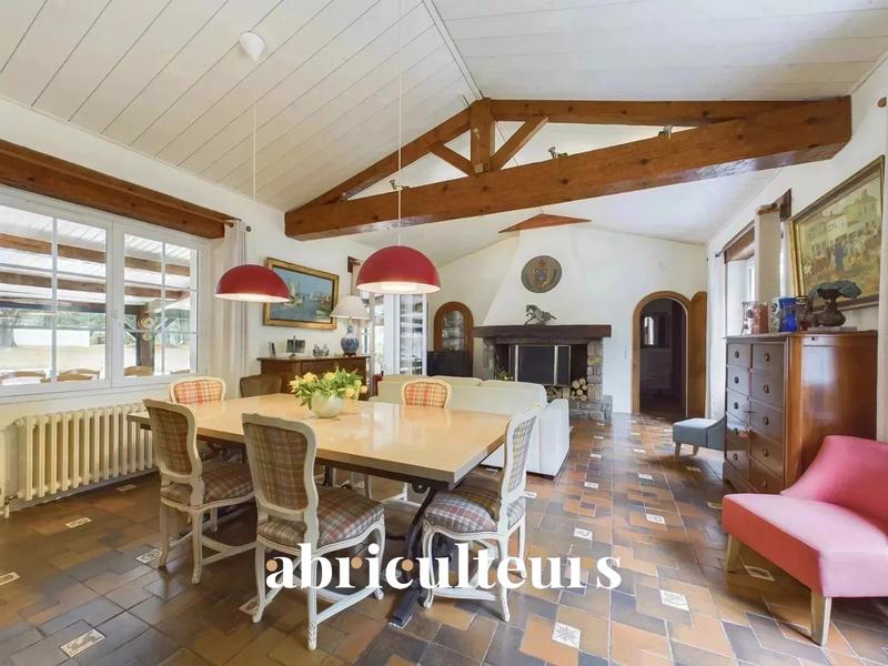 Maison - 235 m² - 8 pièces