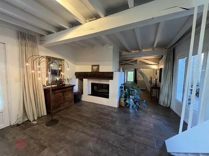 Propriété - 280 m² - 9 pièces