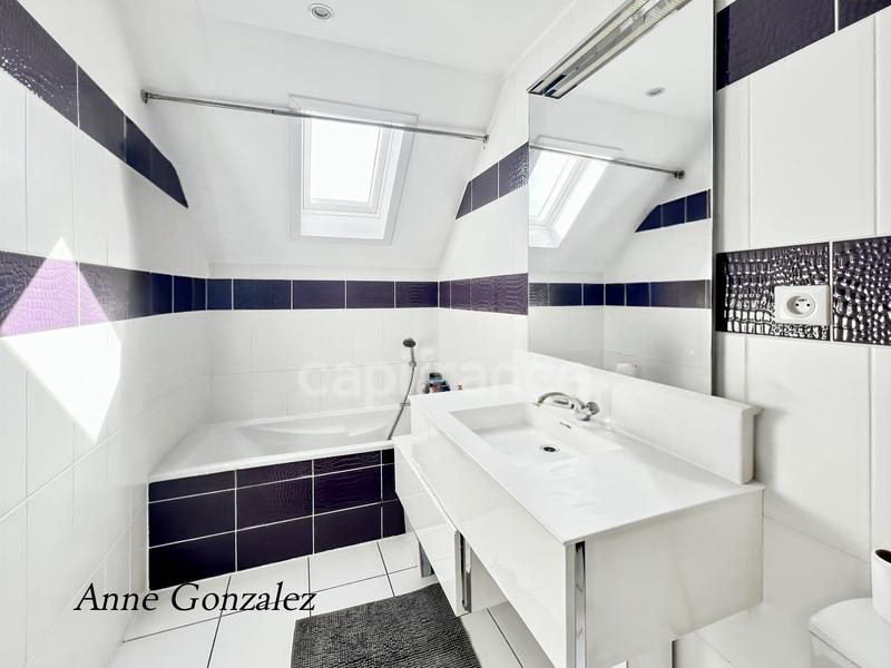 Maison - 233 m² - 9 pièces