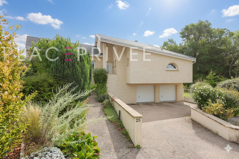 Maison - 200 m² - 8 pièces