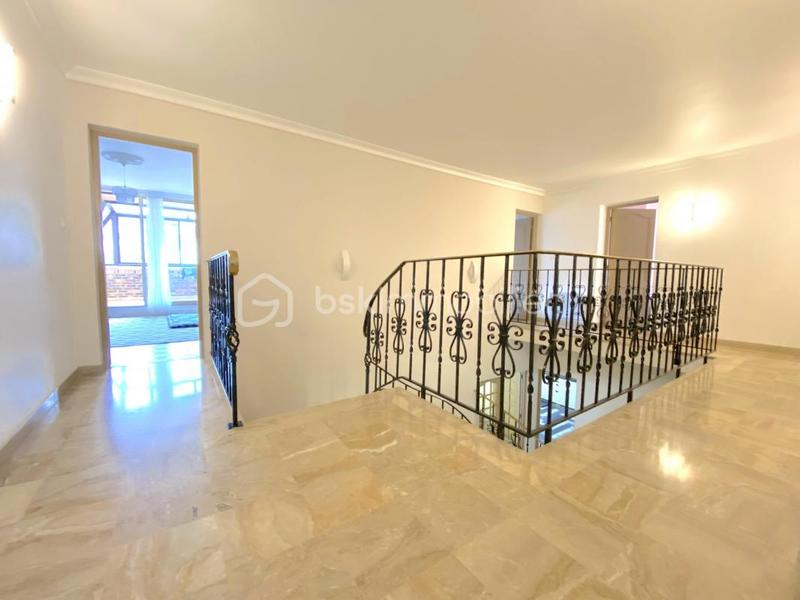 Propriété - 330 m² - 9 pièces