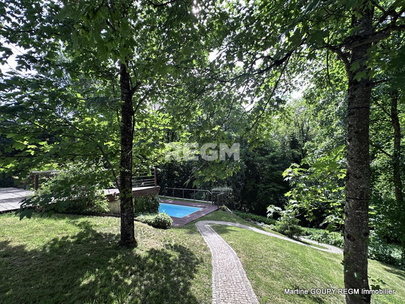 Propriété - 200 m² - 8 pièces