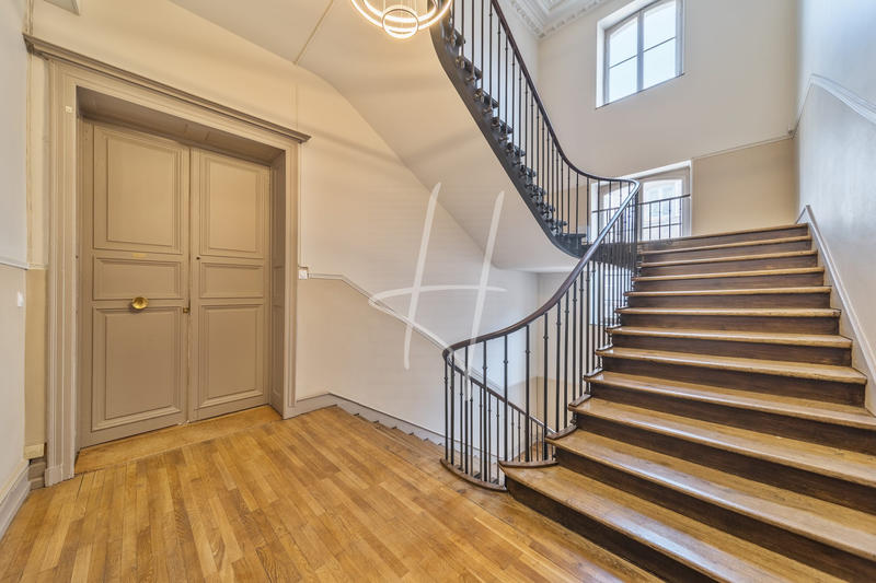 Appartement - 216 m² - 8 pièces