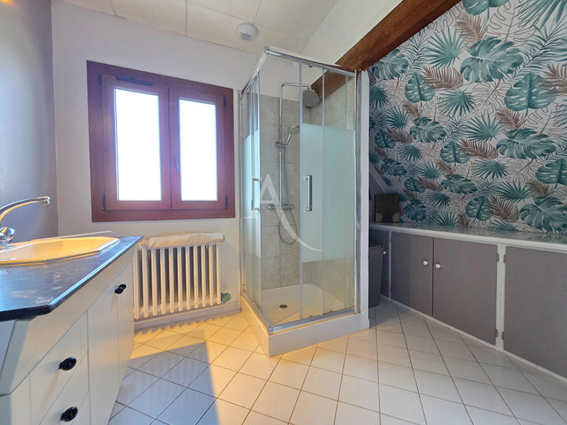 Maison - 225 m² - 8 pièces