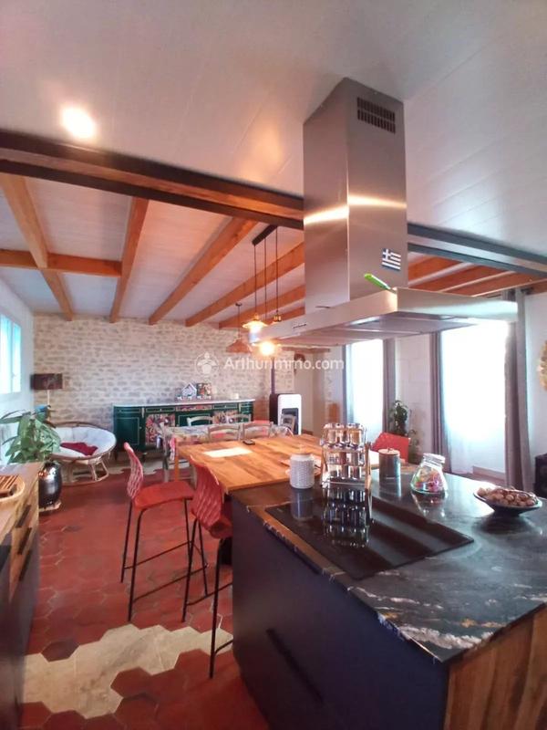 Maison - 201 m² - 6 pièces