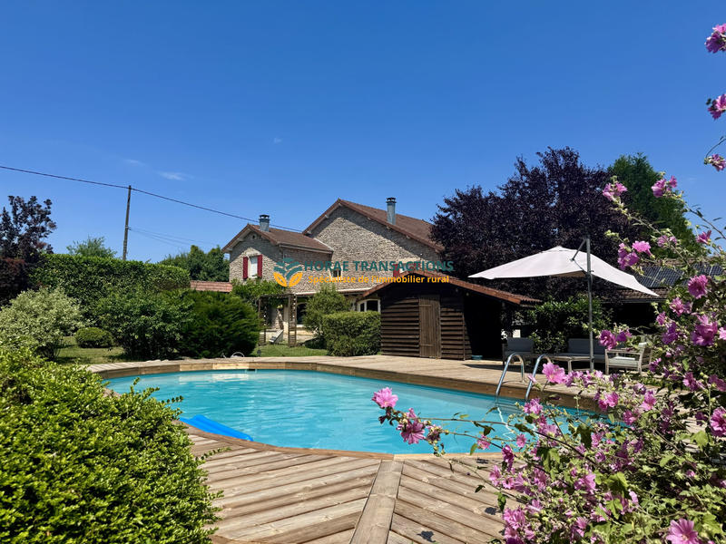 Maison - 250 m² - 8 pièces