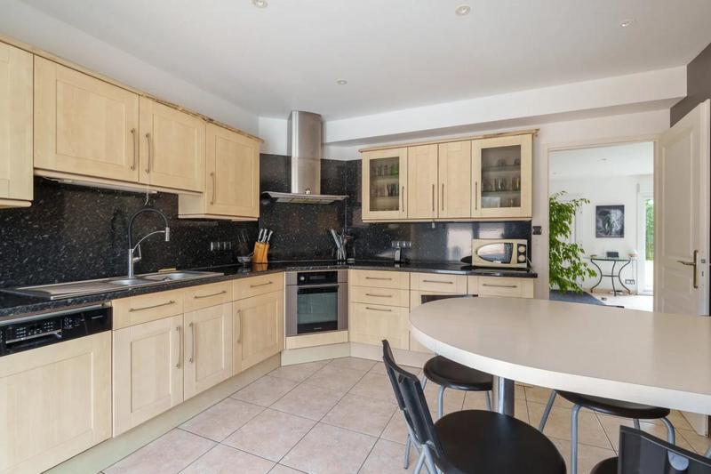 Maison - 238 m² - 8 pièces