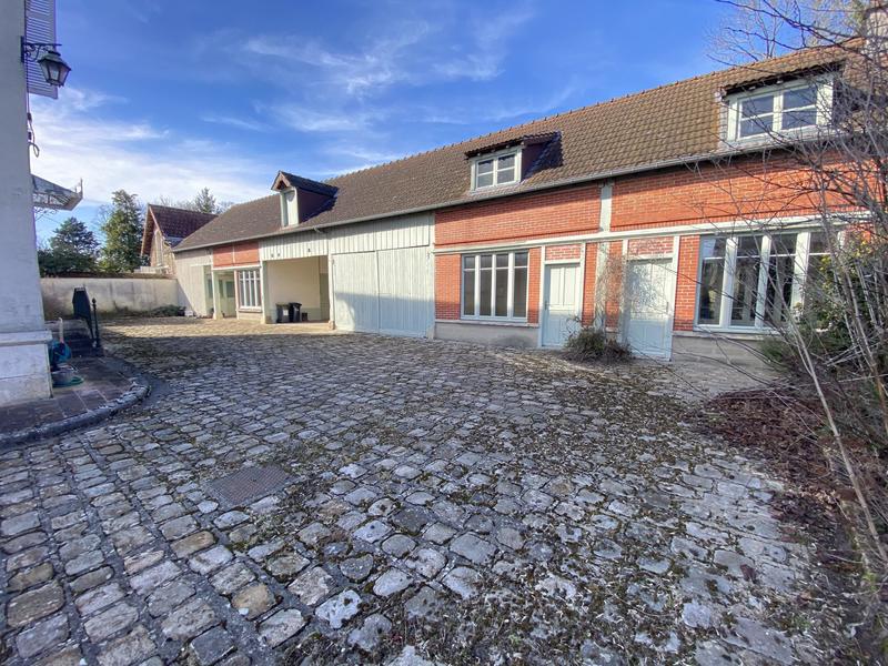 Maison - 230 m² - 8 pièces