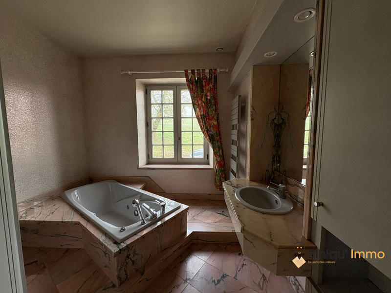 Maison traditionnelle - 290 m² - 8 pièces