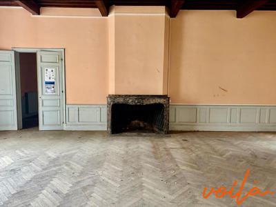 Maison - 1 983 m² - 40 pièces