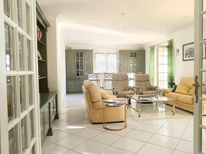 Propriété - 250 m² - 9 pièces