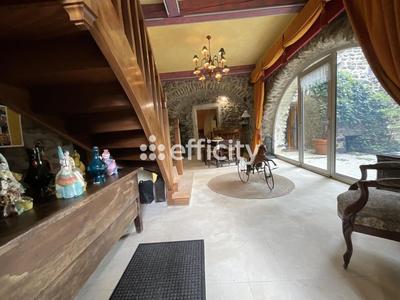 Maison - 195 m² - 10 pièces