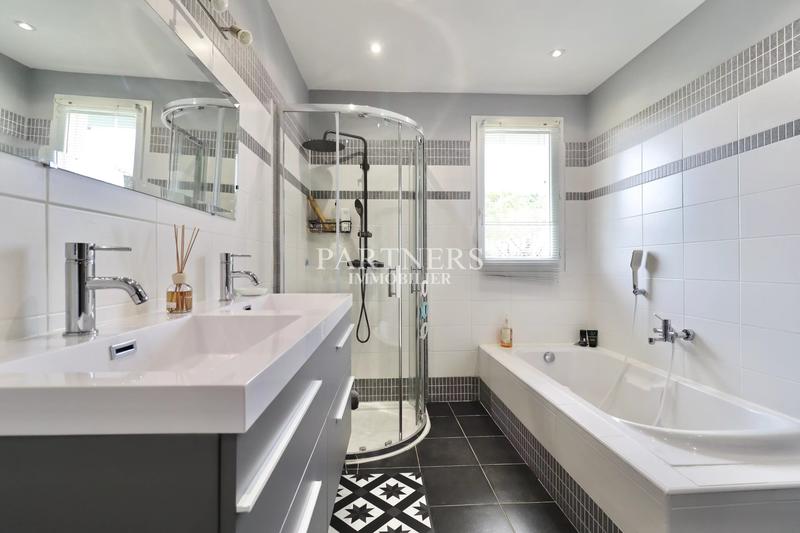 Maison - 300 m² - 10 pièces