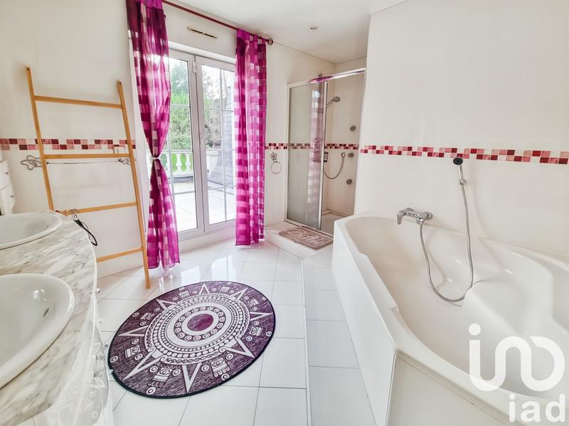 Maison - 230 m² - 9 pièces