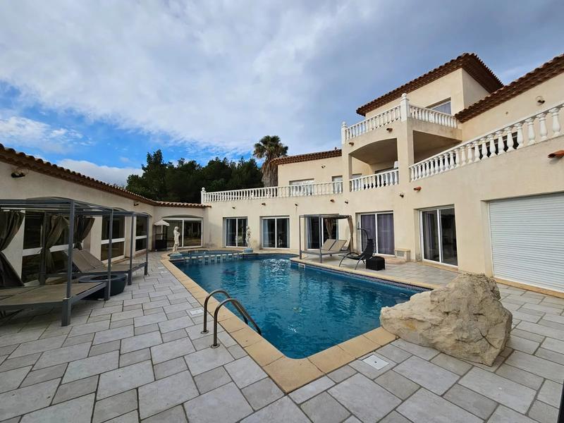 Propriété - 545 m² - 12 pièces