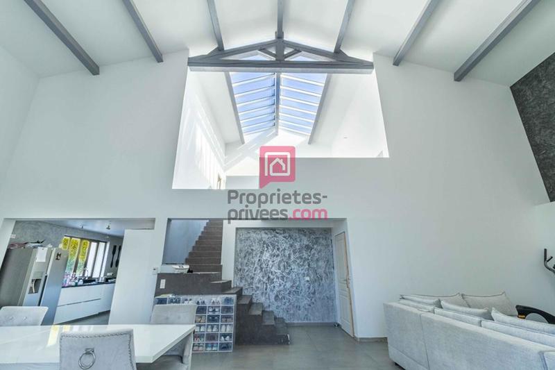 Maison - 240 m² - 9 pièces