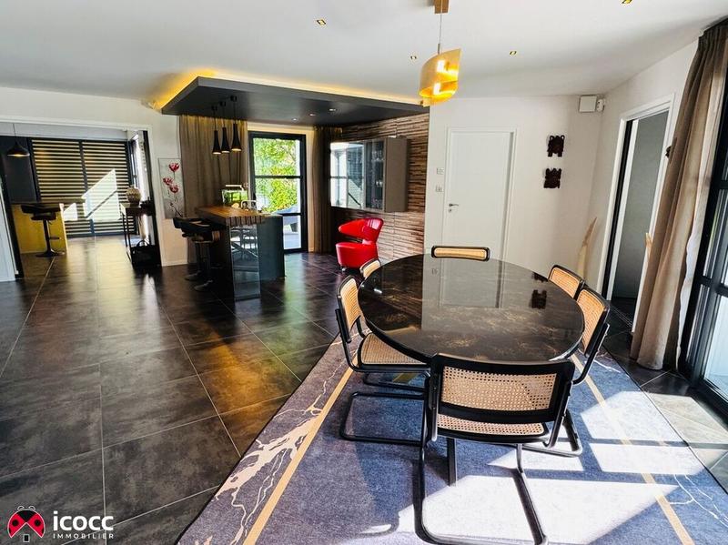 Maison - 303 m² - 11 pièces