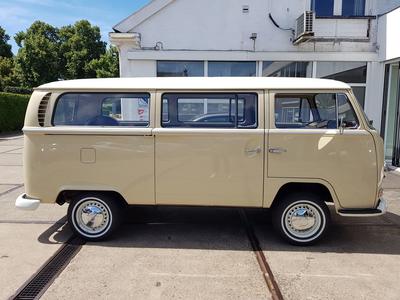Volkswagen Combi T2a Deluxe