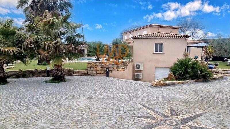 Propriété - 250 m² - 7 pièces