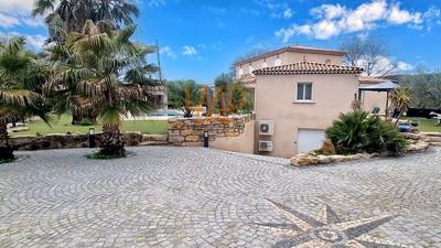 Propriété - 250 m² - 7 pièces