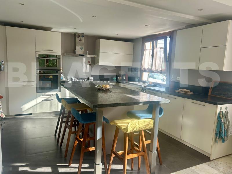 Maison - 228 m² - 10 pièces