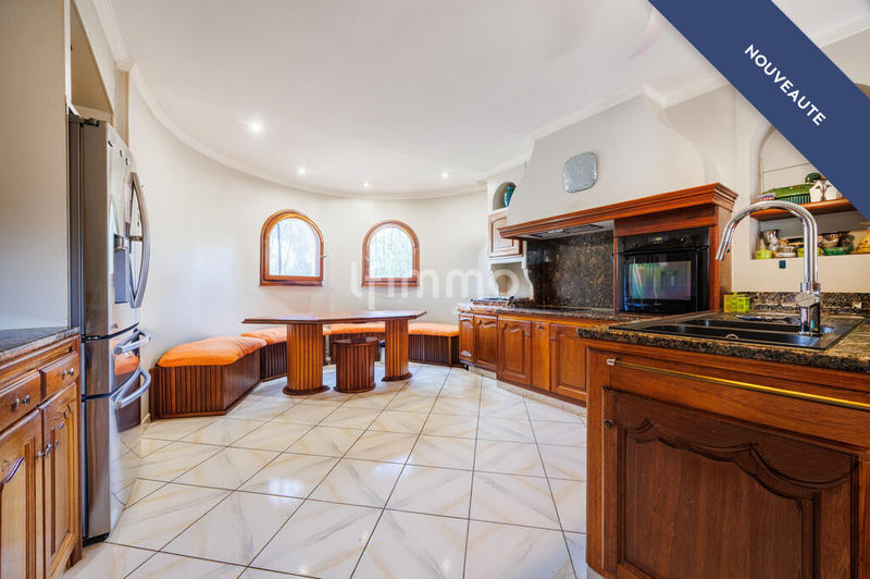 Villa - 270 m² - 6 pièces