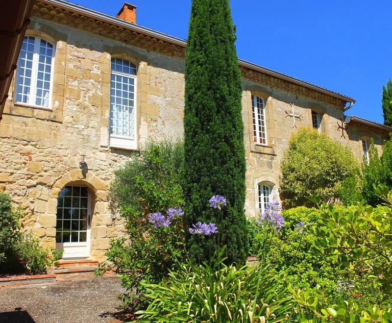 Maison - 1 122 m² - 22 pièces