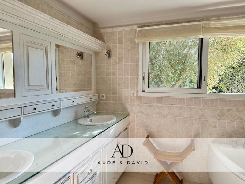 Maison - 220 m² - 8 pièces