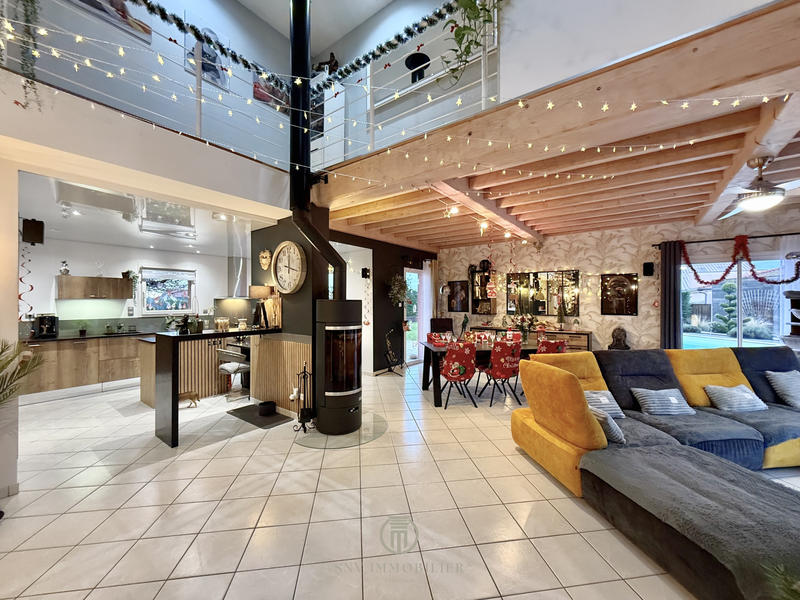 Maison - 239 m² - 9 pièces