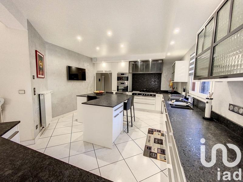 Maison - 270 m² - 6 pièces