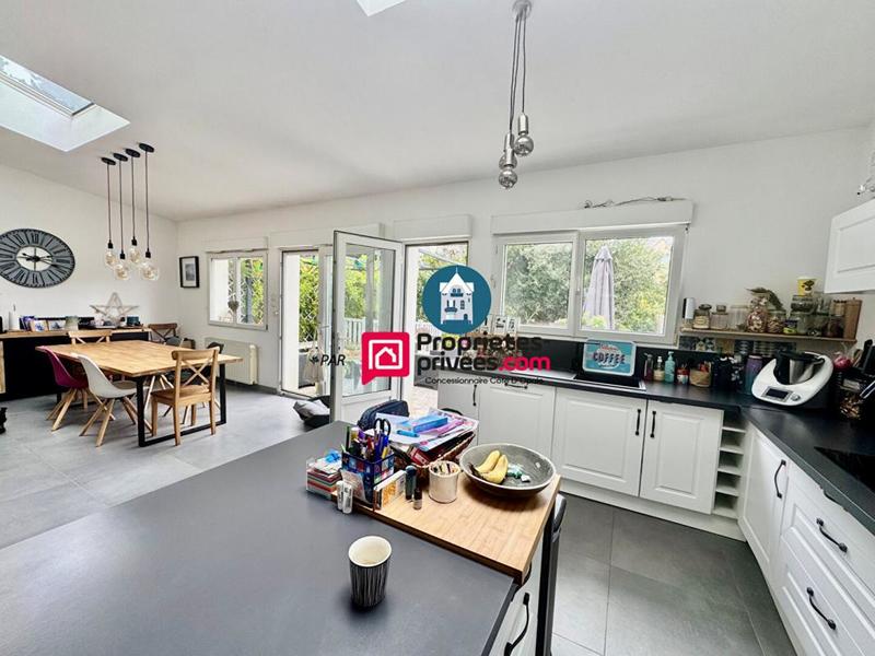 Maison - 212 m² - 9 pièces