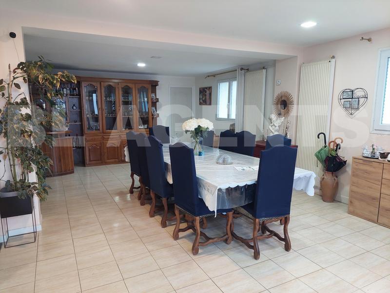 Maison - 223 m² - 7 pièces