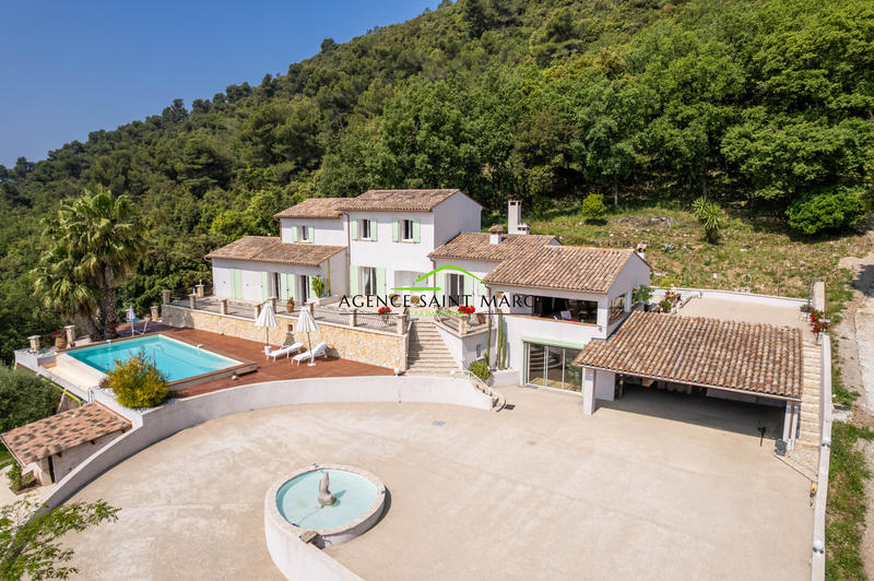 Villa - 235 m² - 6 pièces