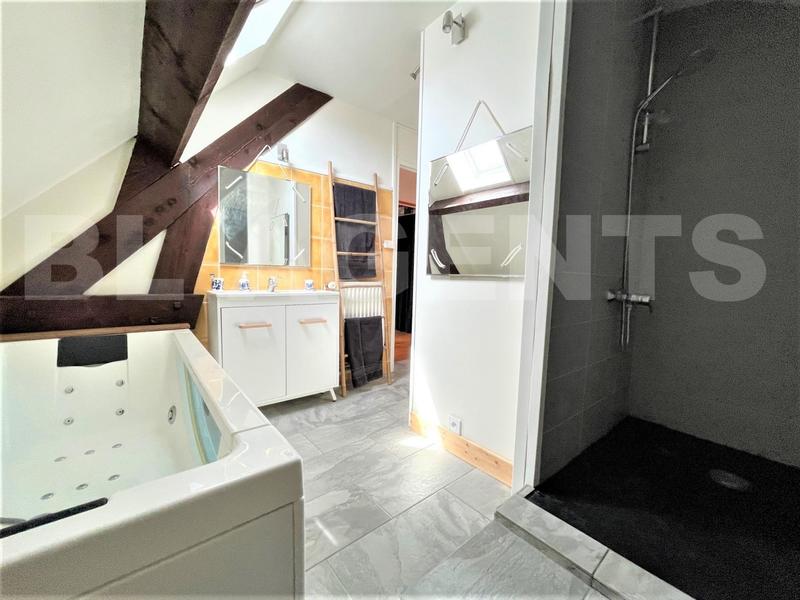 Maison - 240 m² - 12 pièces